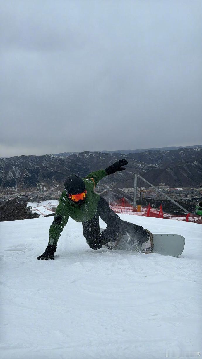 郑业成牛峻峰分享滑雪🎿会不会滑不重要，拍照姿势一定要帅[酷] ​​​