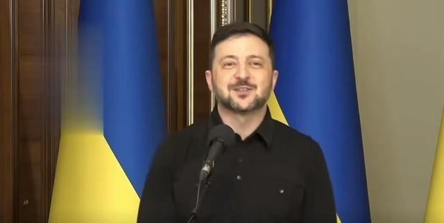 你说他幸灾乐祸什么劲啊！美国抓了马杜罗，泽连斯基乐开了花，在镜头面前抑制不住地笑