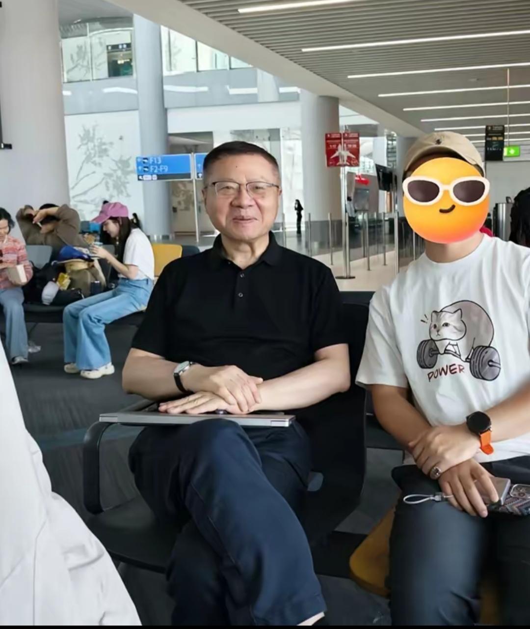 张维为教授在罗马尼亚参加研讨会的时候，其心态是嘉宾席上最沉稳的一位。
如图二所示