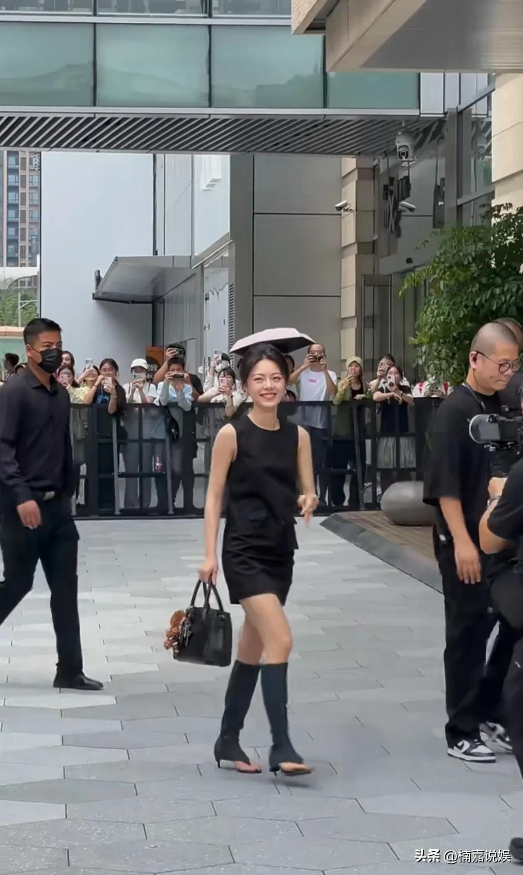 原来赵今麦也是属于不上镜的美女啊，她生图比电视上漂亮多了。
她现身成都出席活动，