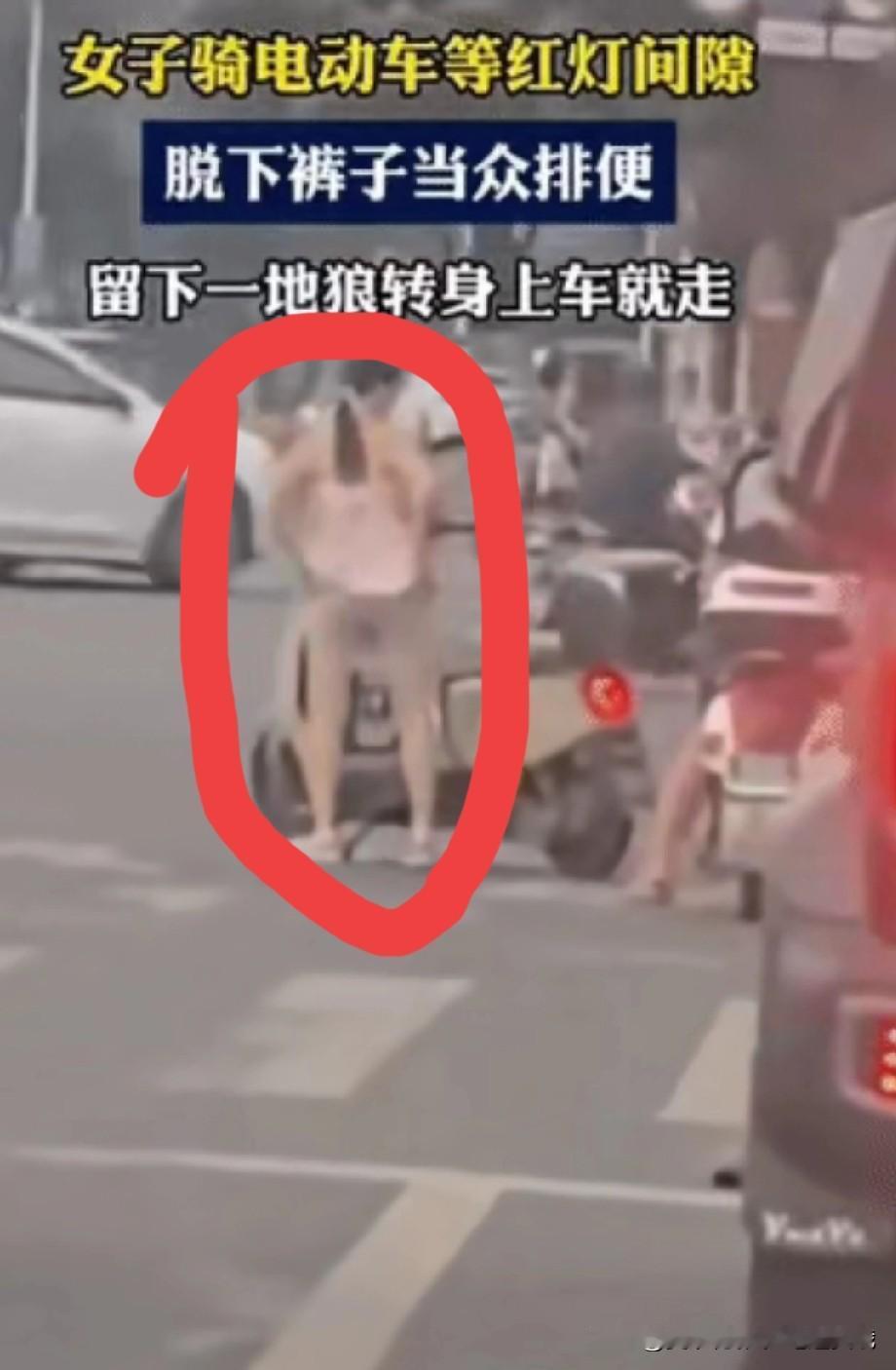 等红灯时路中间直接脱裤子小便！ 一名女子在路口等红灯期间，直接在路边就地方便，结