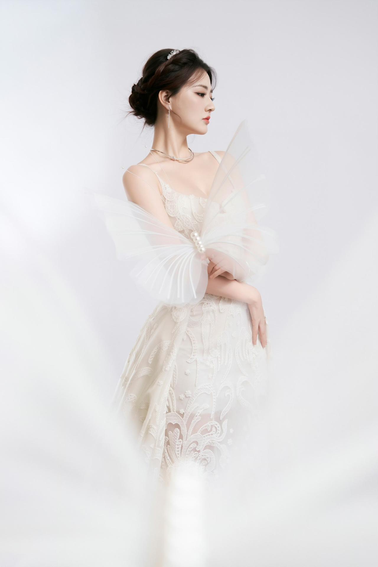 徐璐——时间在她裙摆的褶皱里放缓，不是公主走入童话，是童话循着蕾丝纹路找到了它的