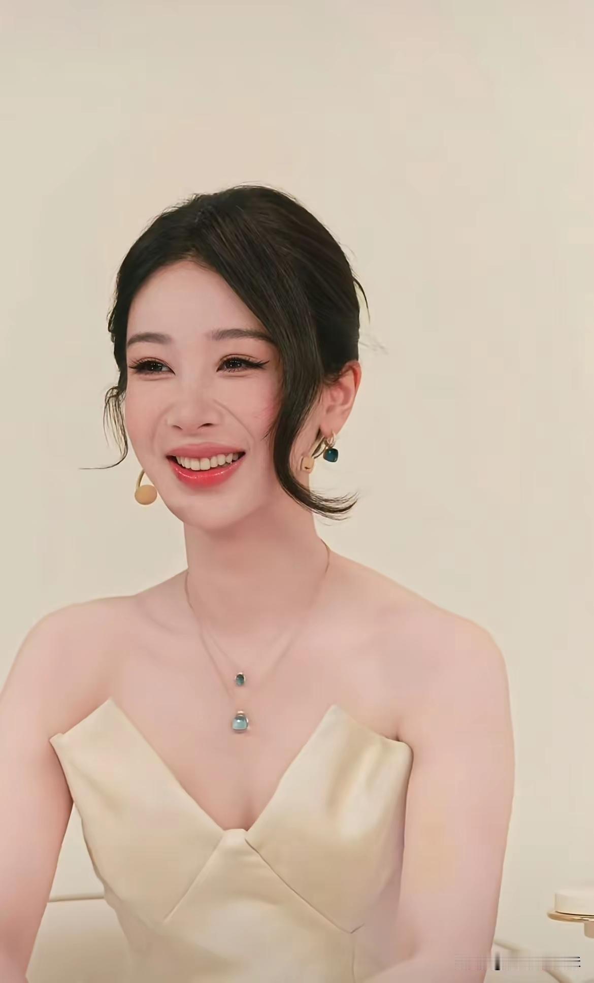 杨紫
法令纹怎么这么深呢？
她才三十多岁啊！