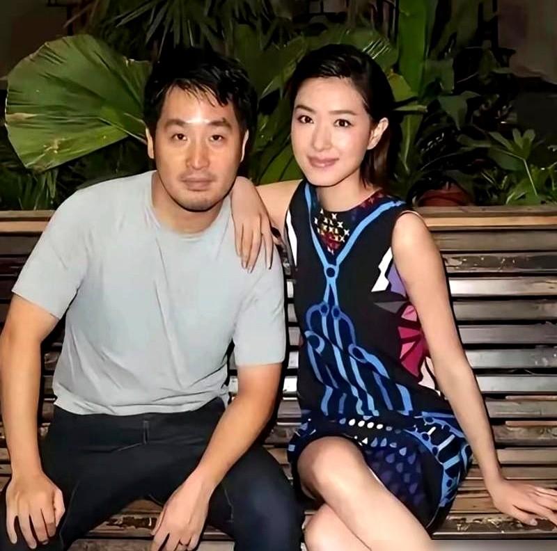 长泽雅美把奖杯递过来那一刻，万茜的眼泪直接就下来了，话都说不出来，整个人都在抖。