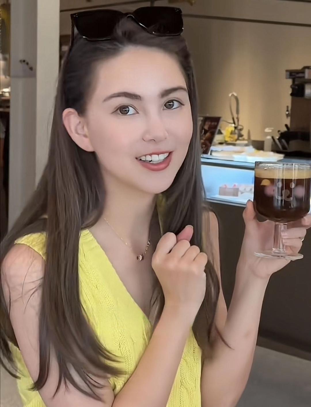 周杰伦疑似回应私生子 周董晒雨中继续打网球，这就是不care传闻的意思吧。如果没