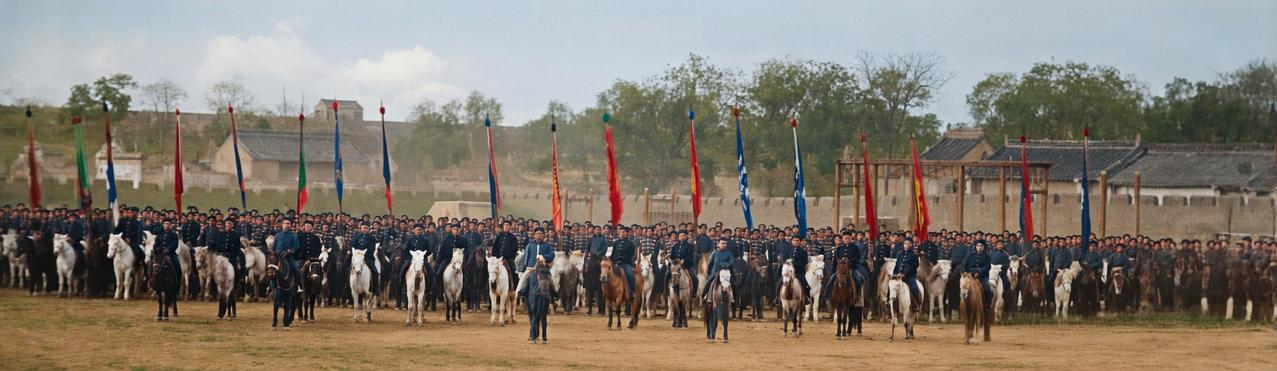 这张全景晚清老照片里，数百清军官兵列阵肃立，将领们骑马在前，旌旗在风中猎猎作响，