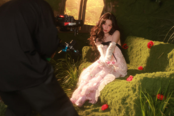 虞书欣梦幻粉裙，不允许有人没被这个虞书欣美到 