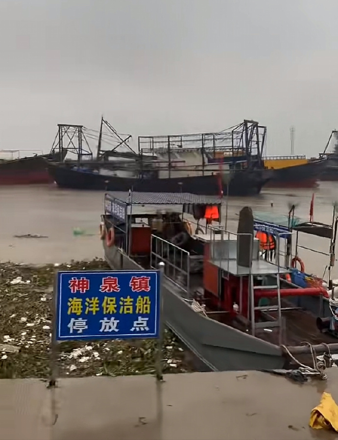 #惠来神泉镇暴雨多艘船只被冲走# 【广东惠来神泉镇遇暴雨，多艘船只被冲走！当地称