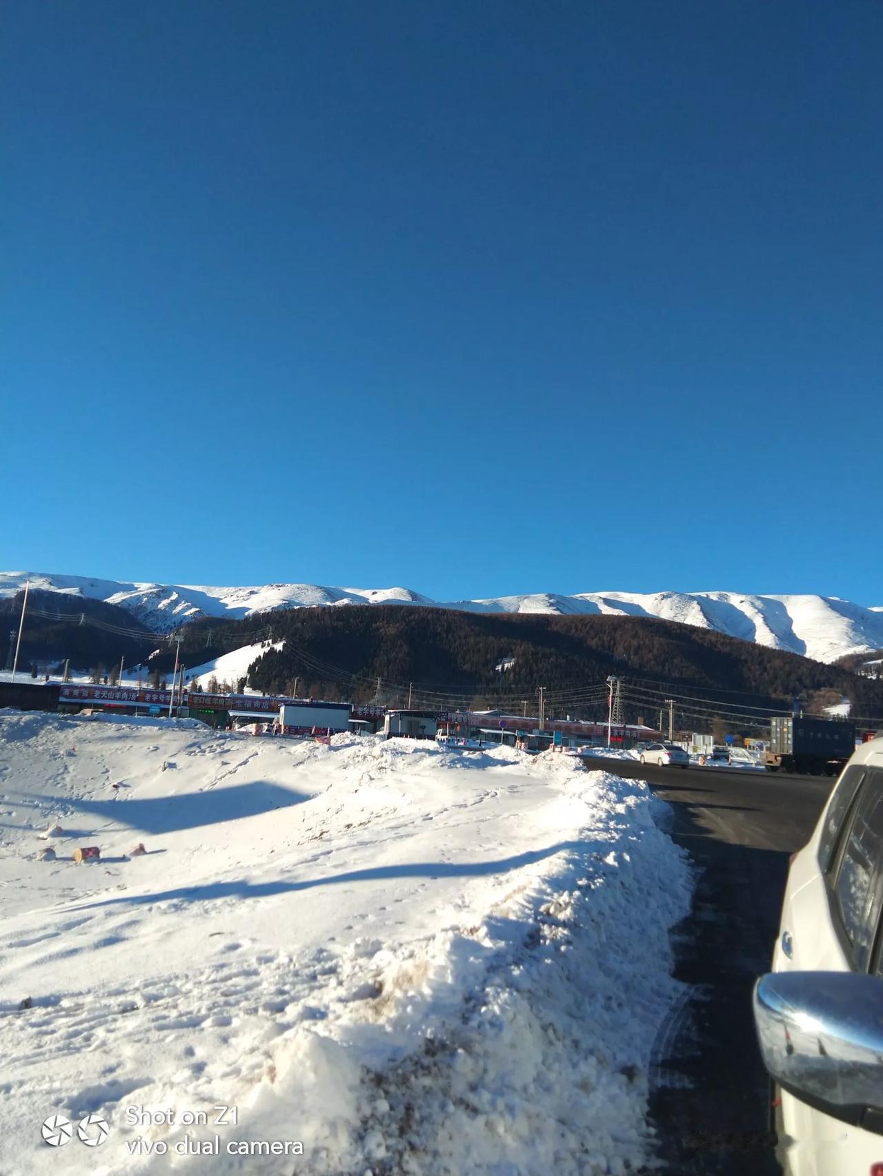 雪映山川远，车行万里长。