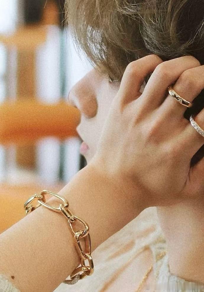 刘耀文六周年影像合集，这手我真的不行了，s感十足 