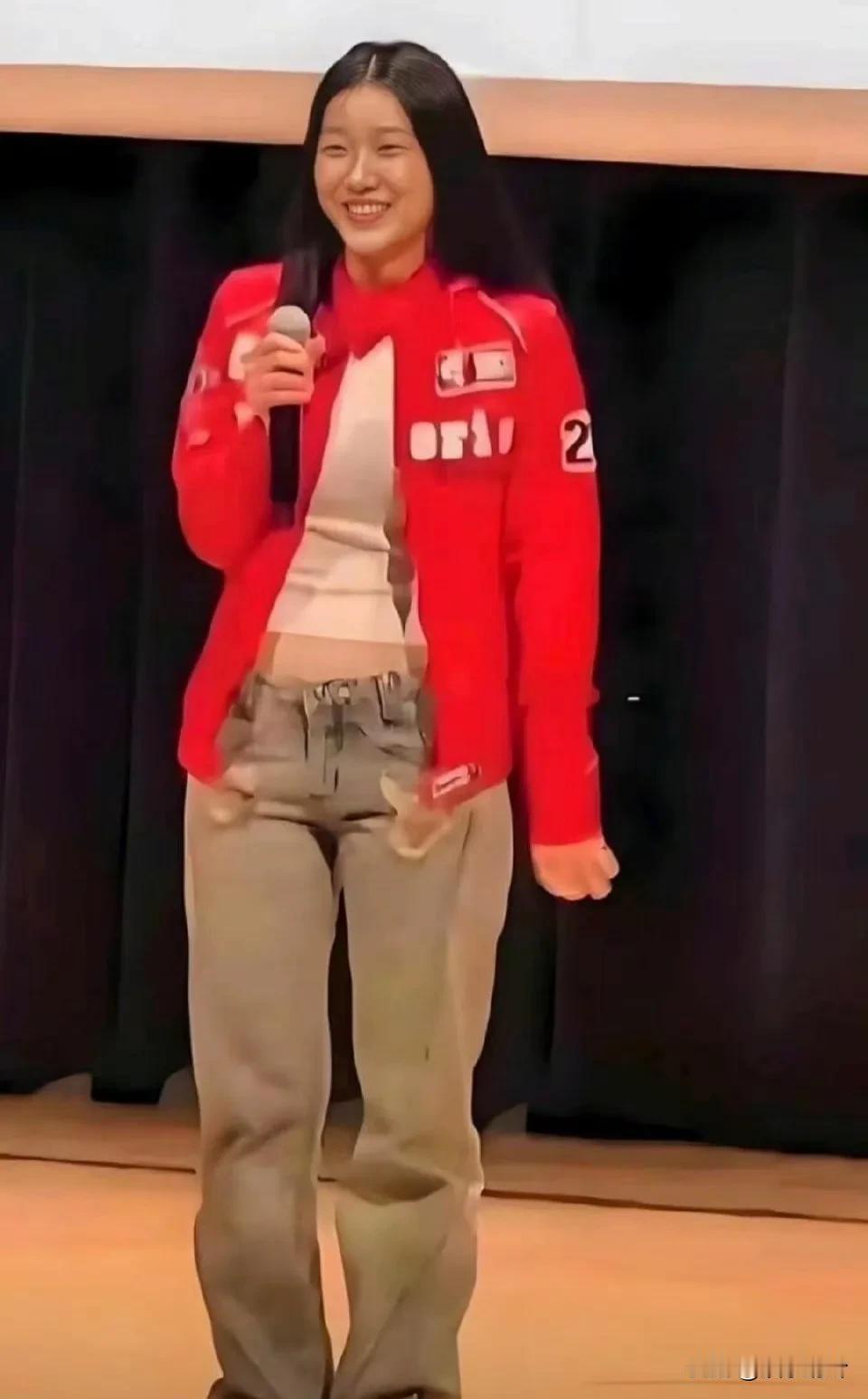 陈奕迅女儿马上要出道了，长相和她妈妈简直一模一样，衣品也很接近妈妈，只能说，如果