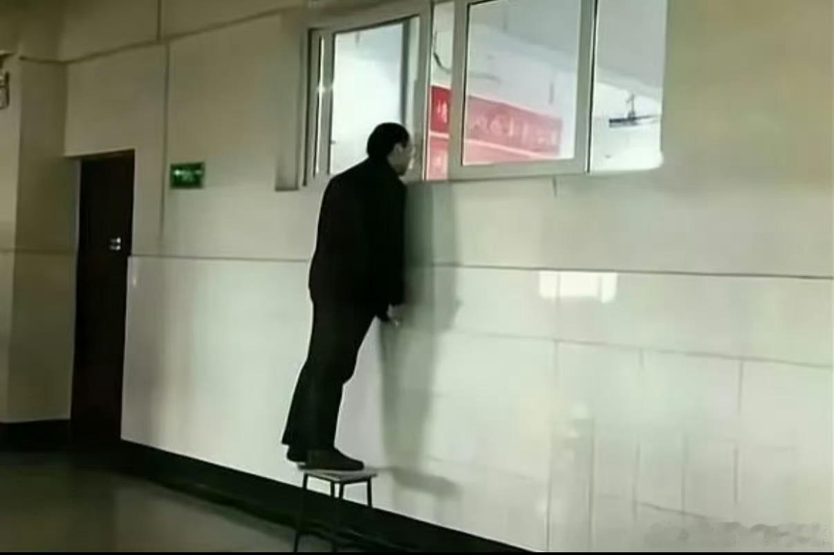 老师看见门缝就想扒笑鼠惹那这真的很老师了 老师就爱趴着窗子暗戳戳的监视👀 喜剧