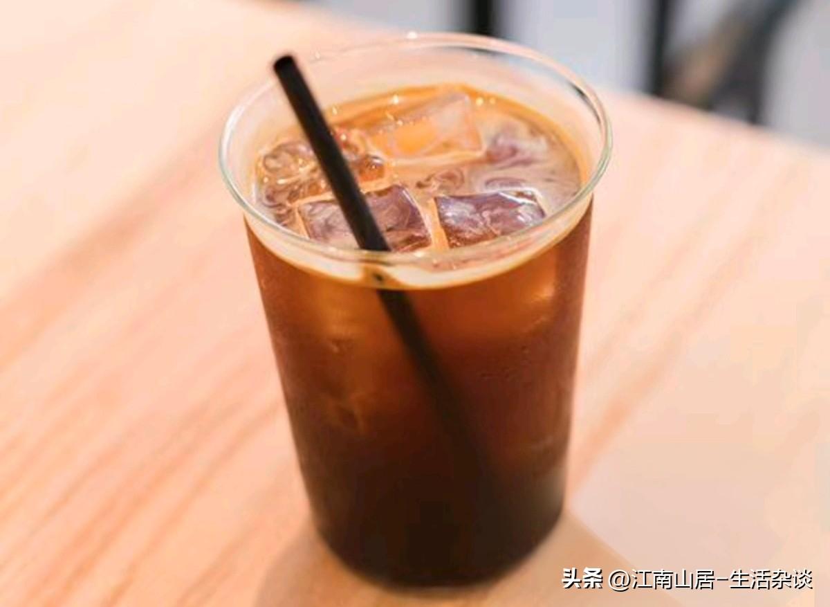 饮料卖不动了？晚上在便利店点了一杯现磨咖啡。与便利店老板聊天的时候，他说今年夏天