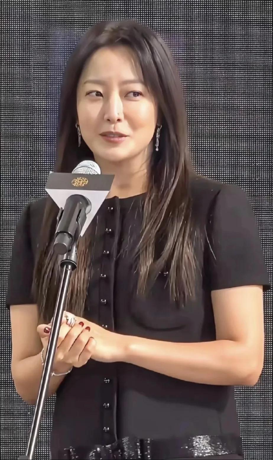 金喜善现在这状态，
一看就是没有整过容，是纯天然的美女！