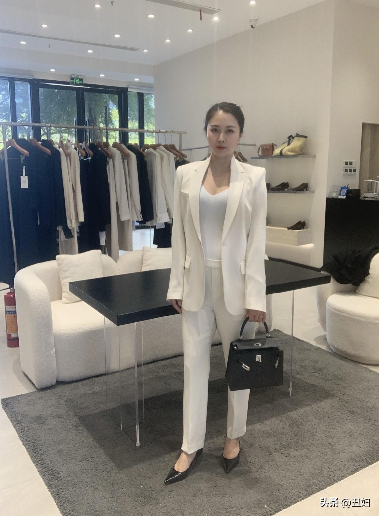 成熟端庄漂亮的女人都有什么特点着装得体，注重搭配，不会过于花哨或暴露。