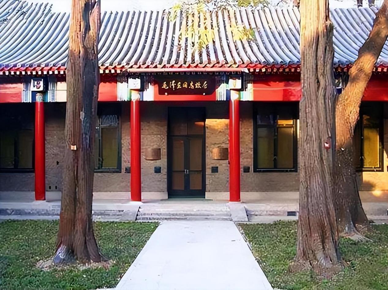 毛泽东在韶山冲上屋场住了17年，在中南海丰泽园也住了17年，让人不解的是，毛泽东