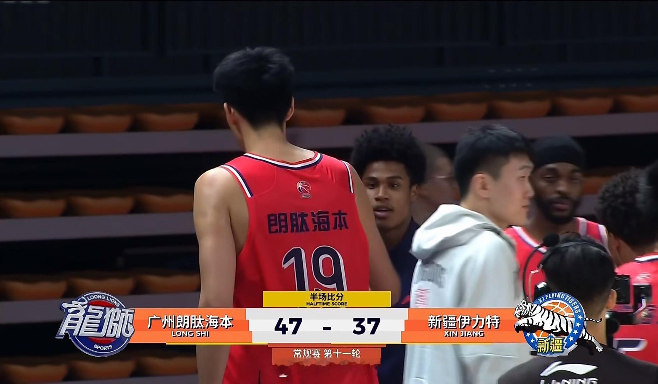 半场比赛结束，广州男篮47:37新疆男篮龙狮男篮vs新疆男篮新疆男篮阿才说球CB