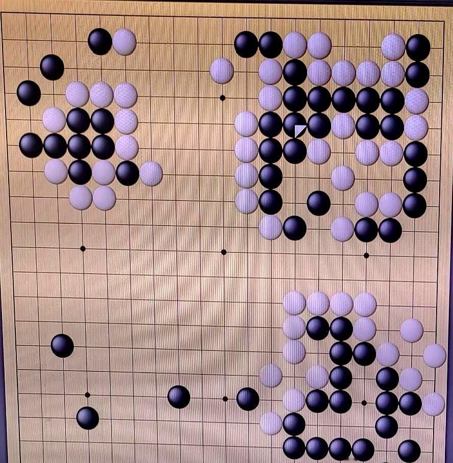 刘宇航一着团子，胜率暴跌30%
 
右上角那步团，把大好局面拱手送人。AI红字警