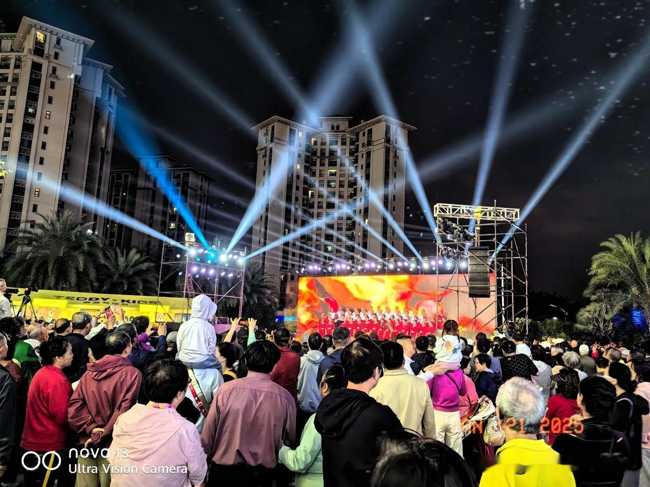 小區的新年文藝晚會，人山人海。