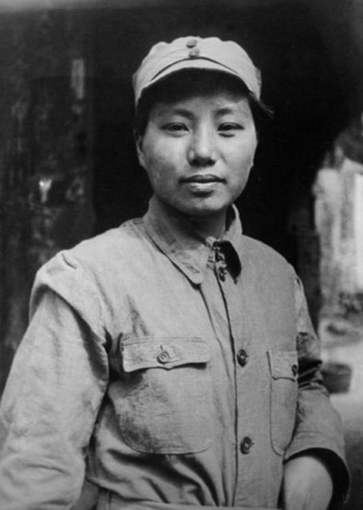 1933年，16岁的李开芬被活埋，这时，政治部主任张琴秋骑马冲了过来，高喊：“她