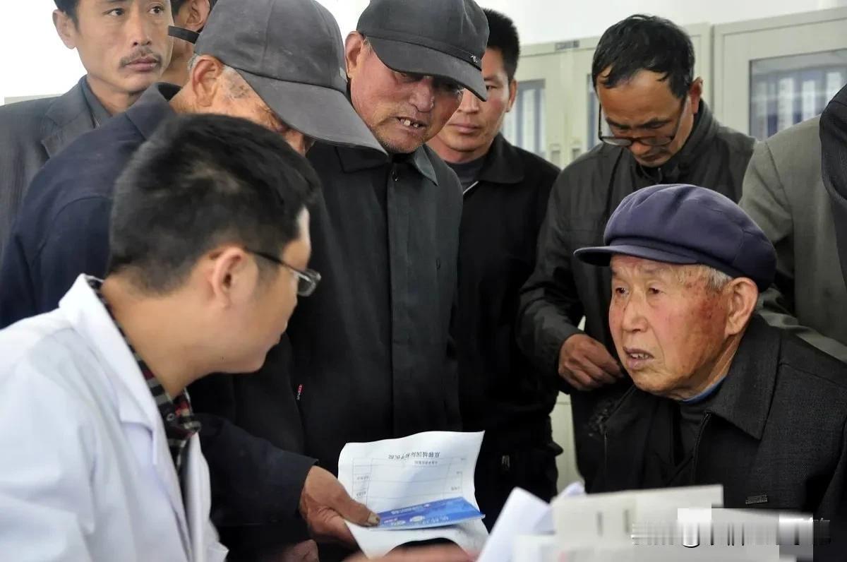 在农村地区，许多老年人因为贫困而无法负担医疗费用，看不起病已成为一个严峻的社会问