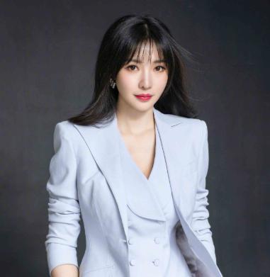 柳岩原本正处事业上升期，此事件之后，只剩大鹏带她玩了。
柳岩早年在广州当护士，干