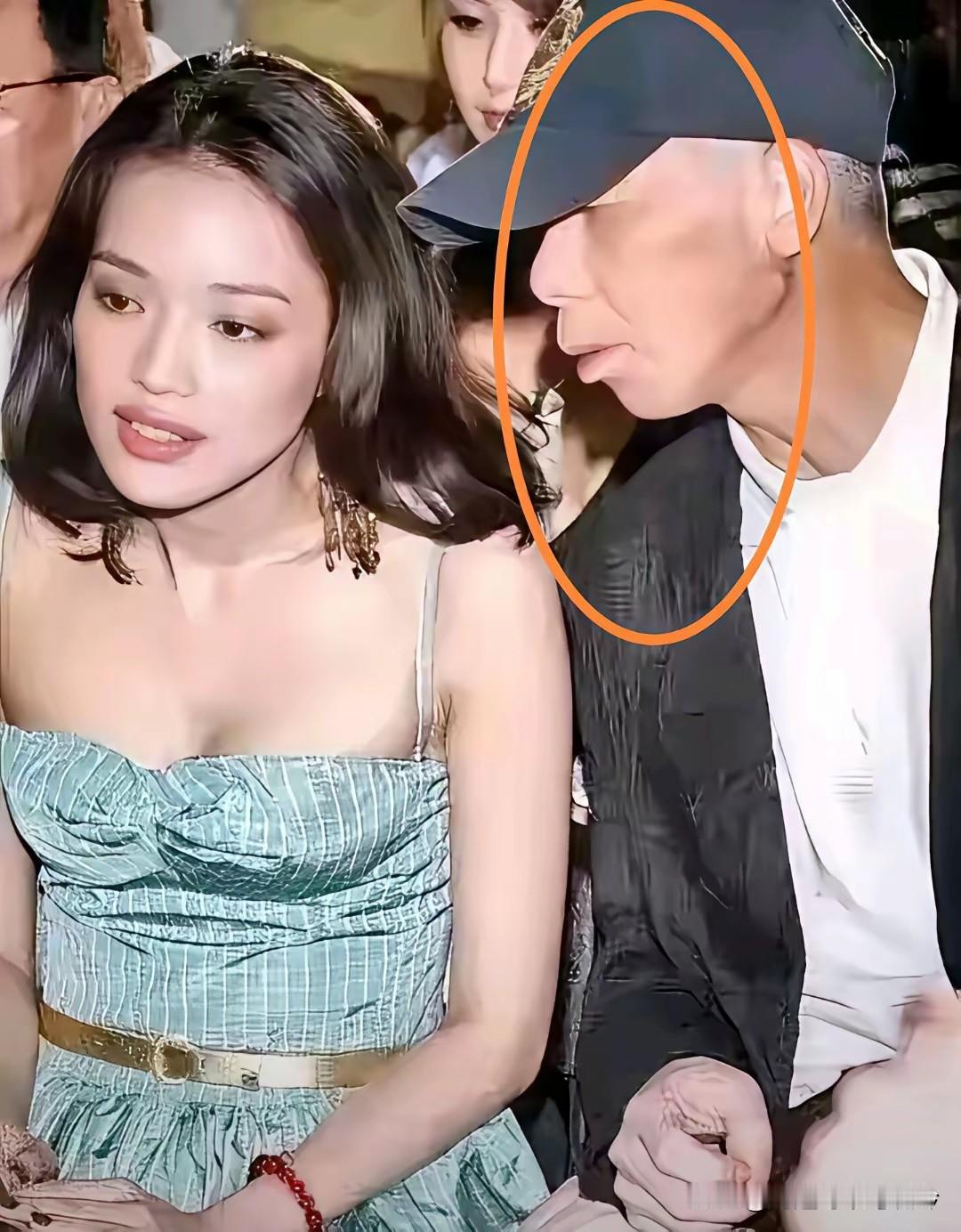 嘿！瞧瞧冯小刚那色眯眯的眼神，直勾勾盯着舒淇胸口。多亏狗仔眼明手快，不然咱还看不