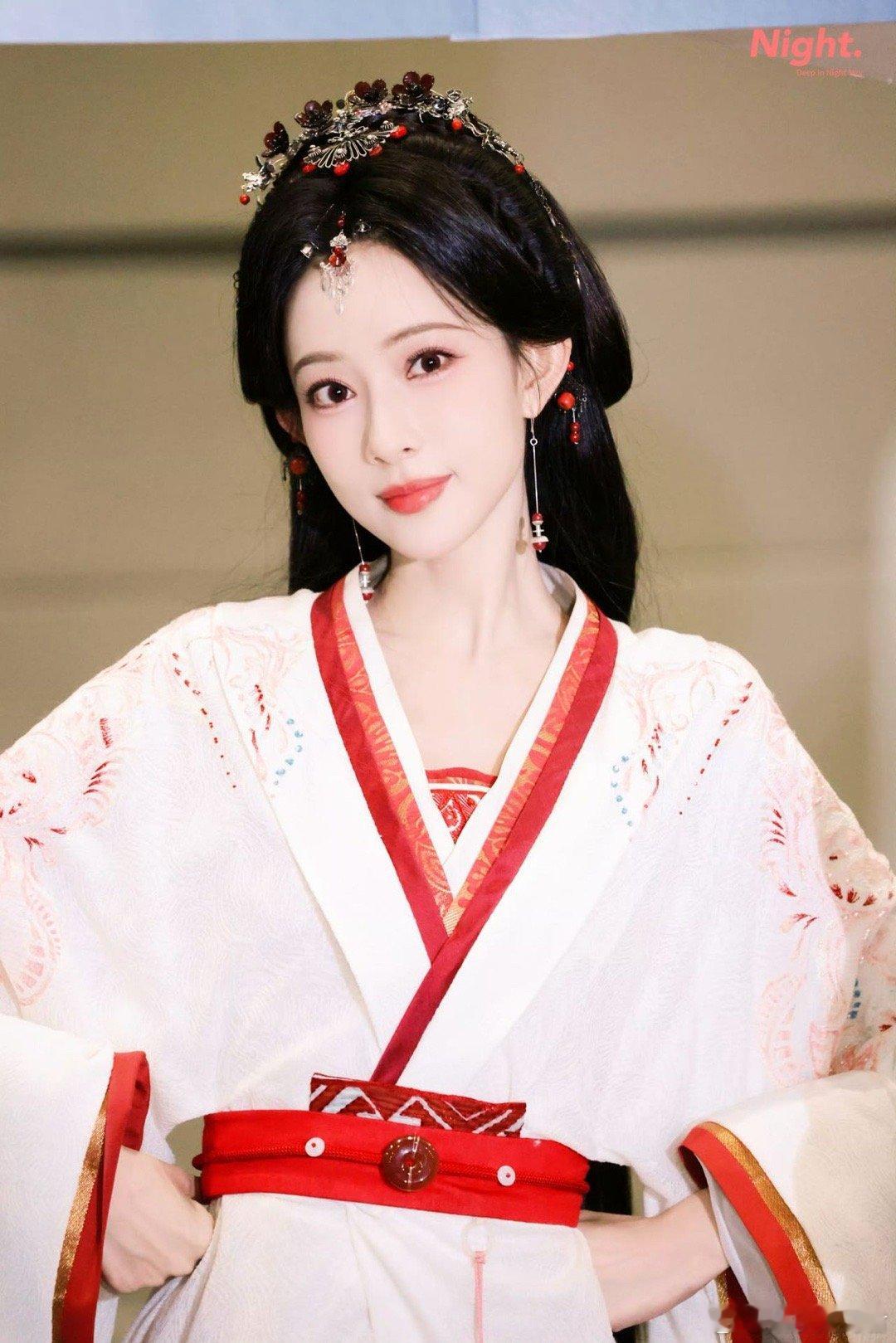 孟子义杀青发言 孟姐说时间过得快，希望以后多见面，粉丝说会一直陪伴，这样的对话太
