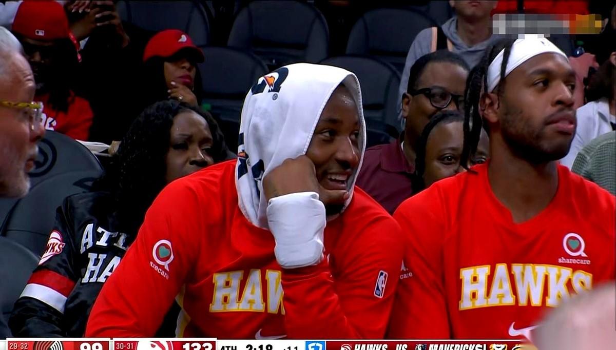 一声哨响，老鹰队主场狂轰135分，把开拓者直接掀翻在地，整整赢了34分！
替补席