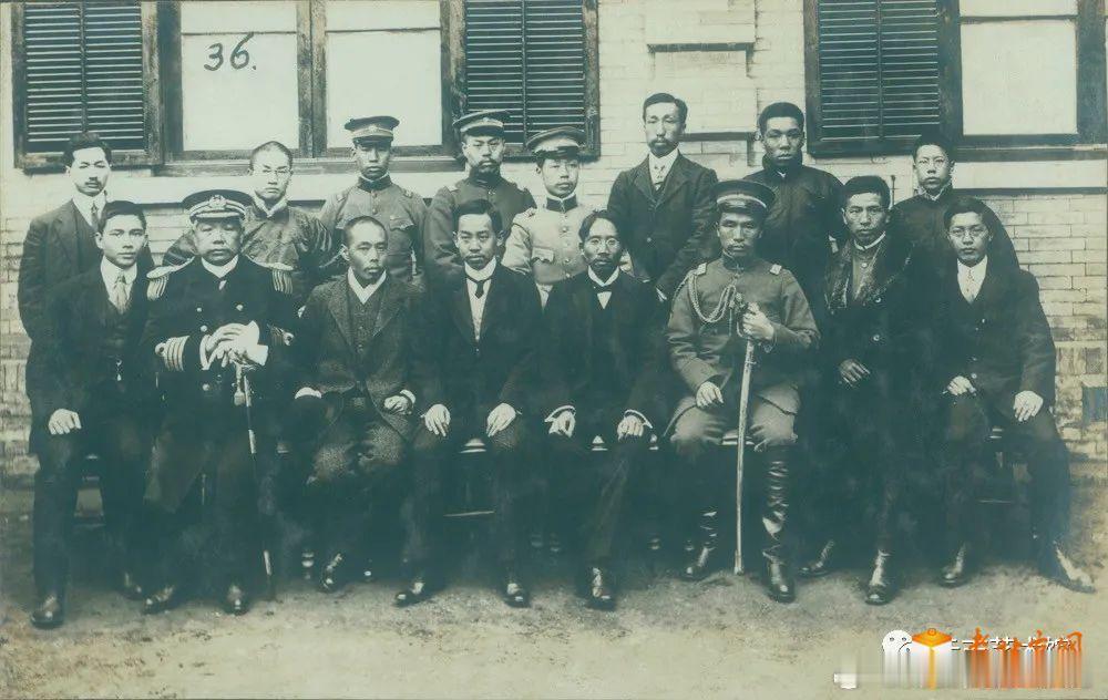 1912年2月27日，迎袁专使团在北京贵胄法政学堂行馆合影。这帧合影流传甚广，参