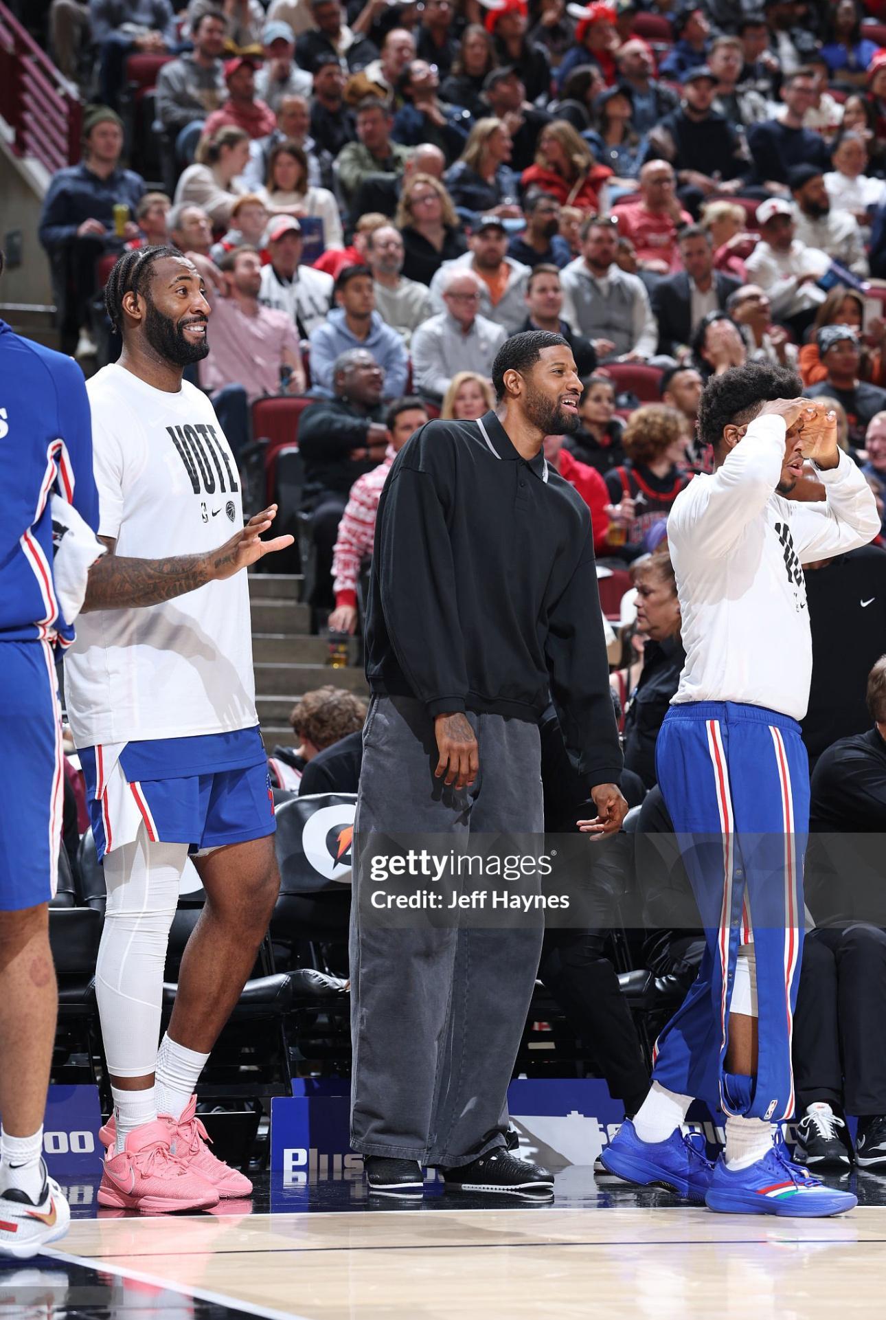 分享今日份在场边观战的泡椒！[酷]这又是啥老汉造型啊～[揣手]费城76人新赛季篮