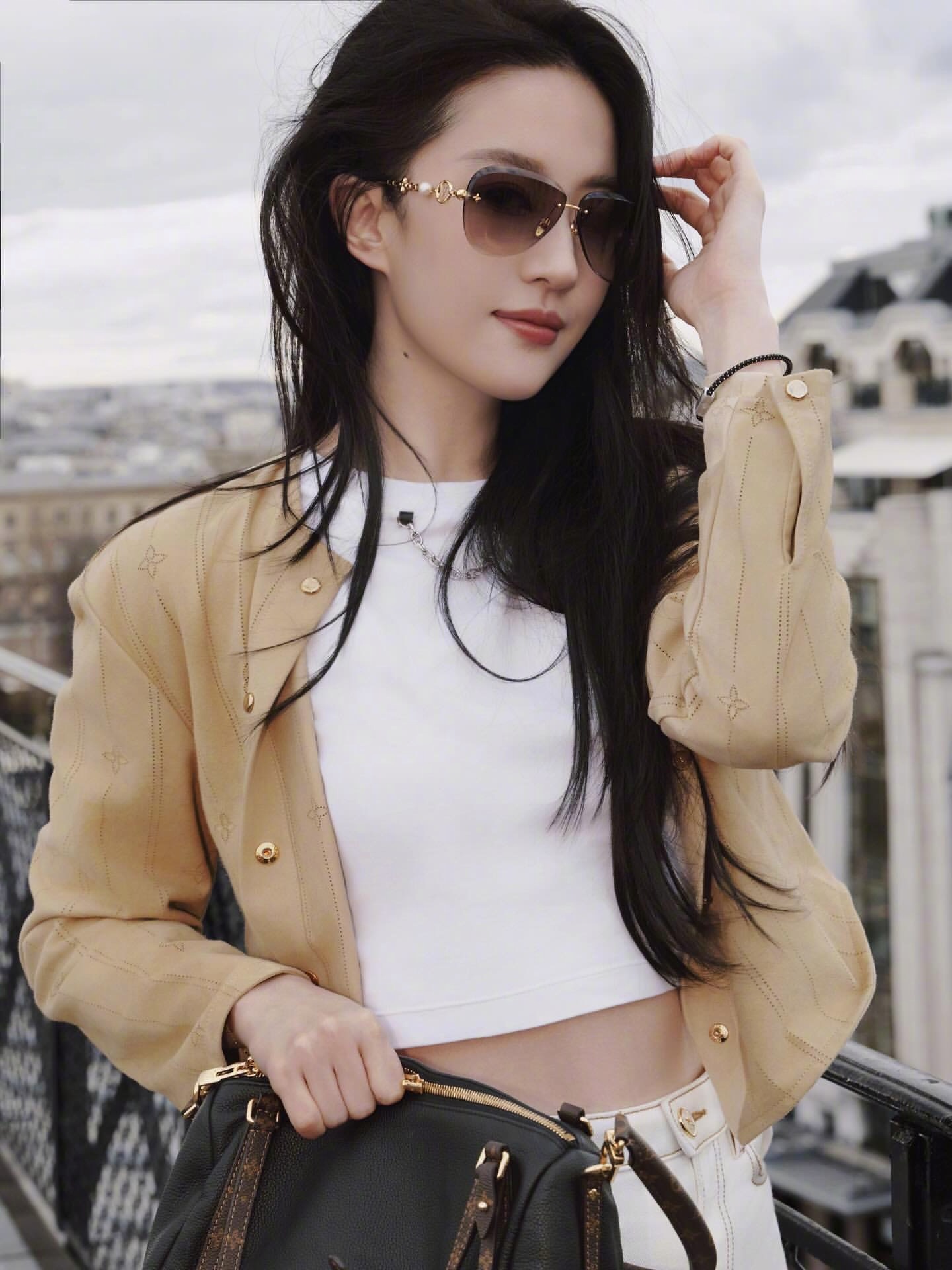 刘亦菲旅行风大片，很清爽的春日气息style。全套出自Louis vuitton