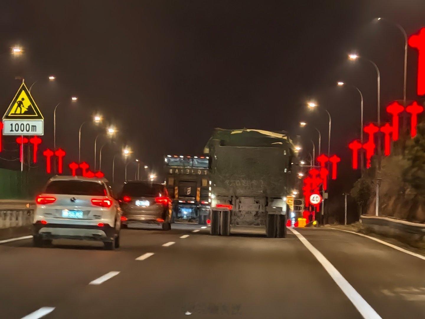 离货车远点前面两辆货车并排依次超车………… 