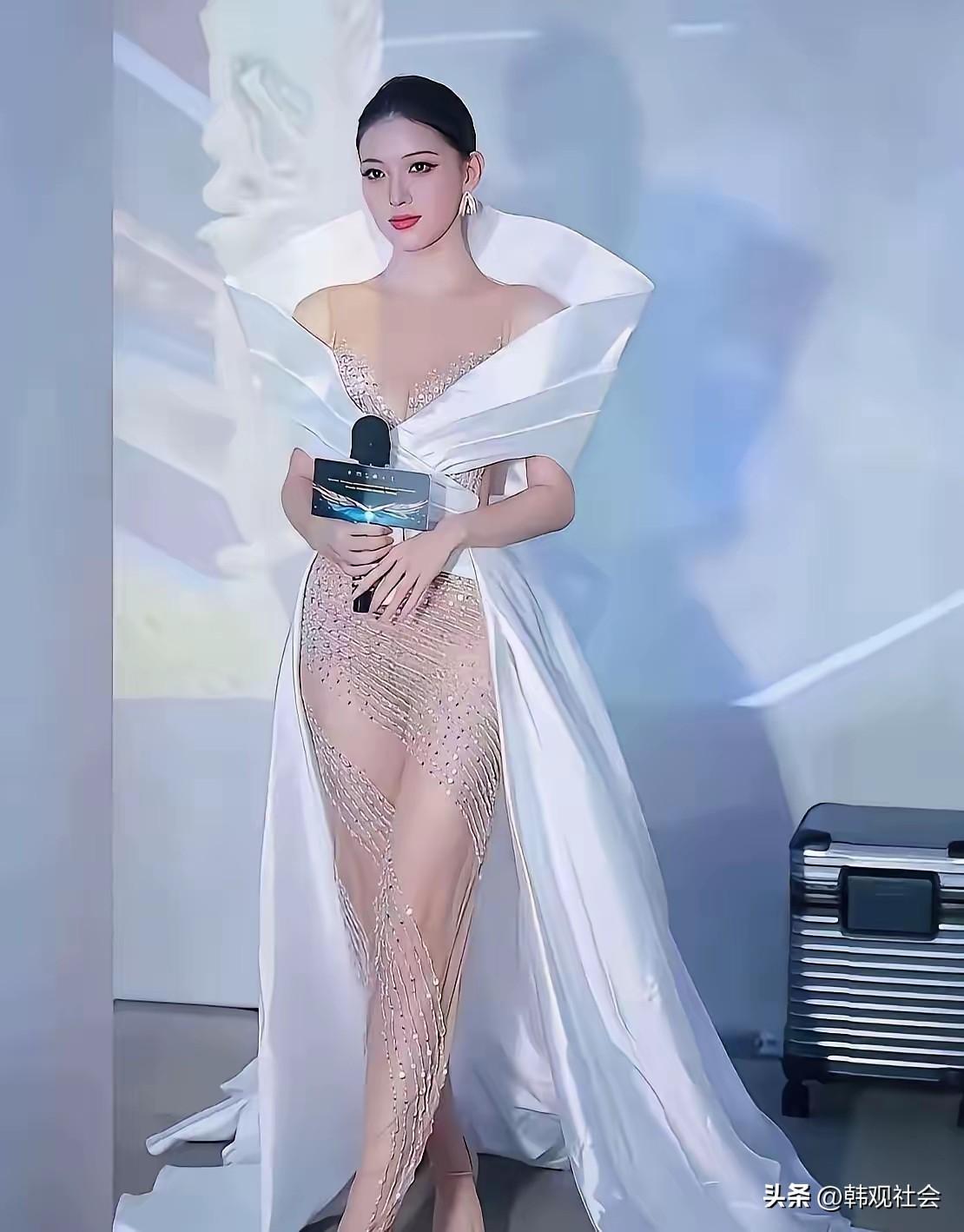 设计这套礼服的设计师，可能受到了“一丝不挂”这四个字的启发，于是，灵光闪现，设计