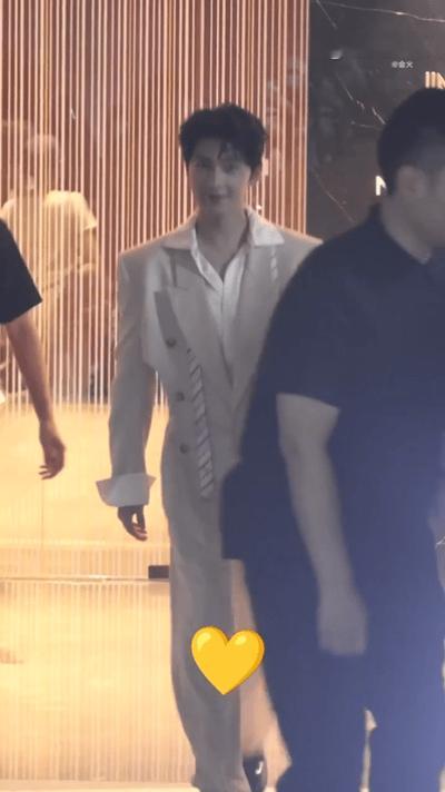 谁懂杨洋点头笑那一下杨洋点头浅笑的瞬间真的戳人，清爽又温柔，这种不经意流露的帅气