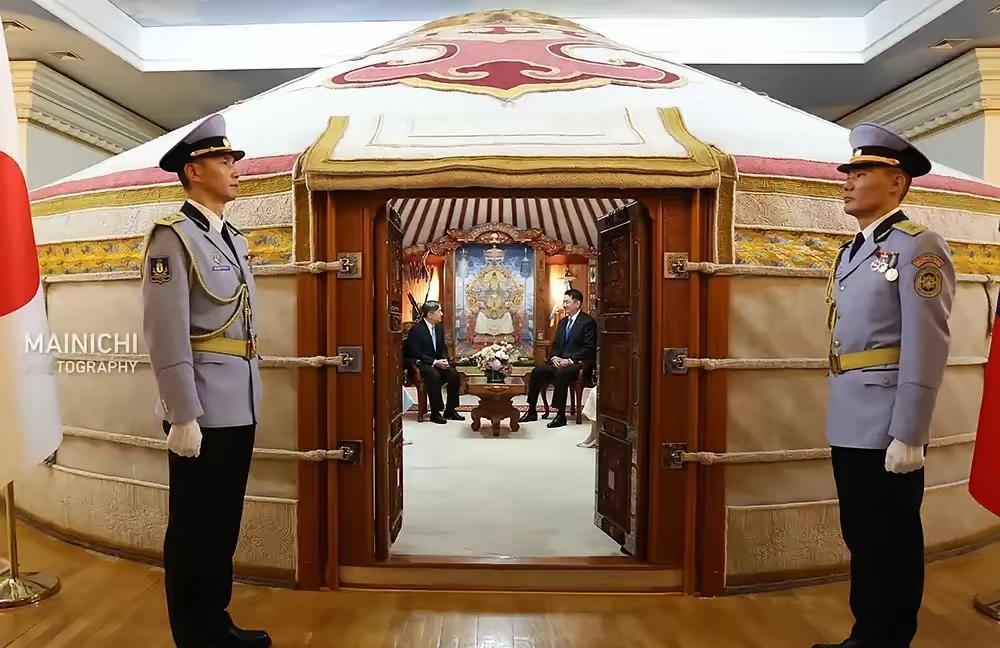 一张照片，看出蒙古国的落后

这是蒙古总统会见日本天皇的场景，就在蒙古国家宫的室