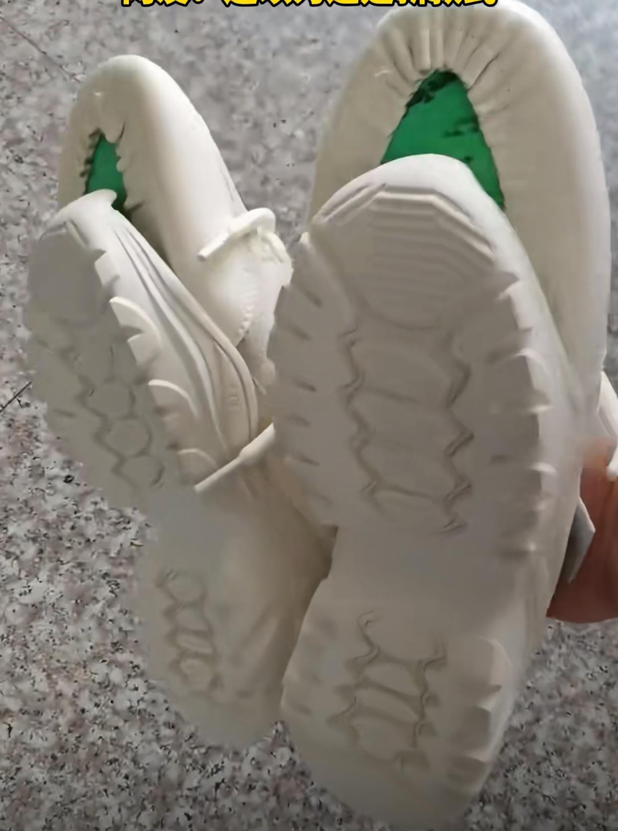 你以为这是巴黎世家新款鞋吗？

错了，这是一个打工人的心酸苦楚鞋

好嘛！现在连