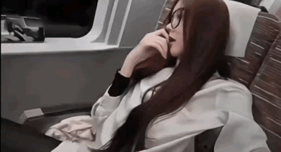 在坐高铁时，如果遇到长相甜美，戴着眼镜的妹子坐在座位上，本来是一条浪漫美丽的风景