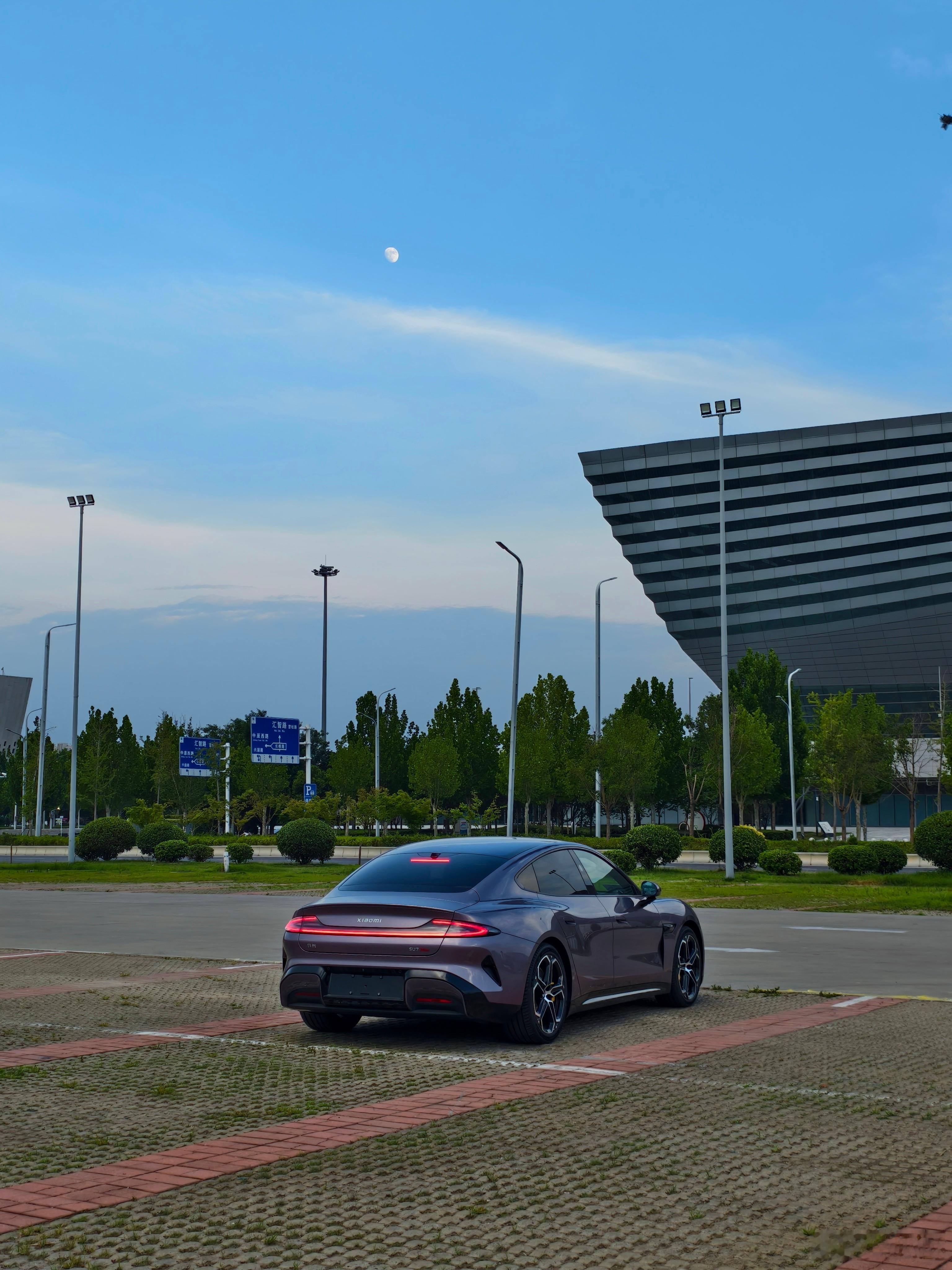 明天的互联网属于小米新SU7。轿车的王，回到了它忠诚的汽车市场。让暴风雨来的更猛