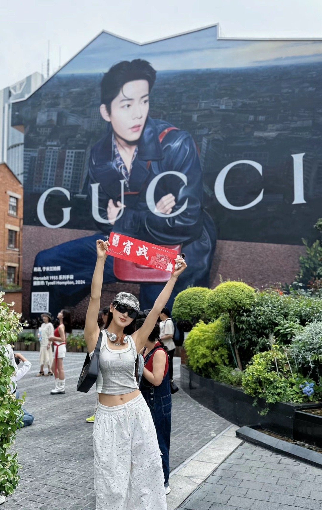#肖战[超话]# 发现一个很神奇的现象打卡肖战广告墙的小飞侠全都是美女这就是高颜