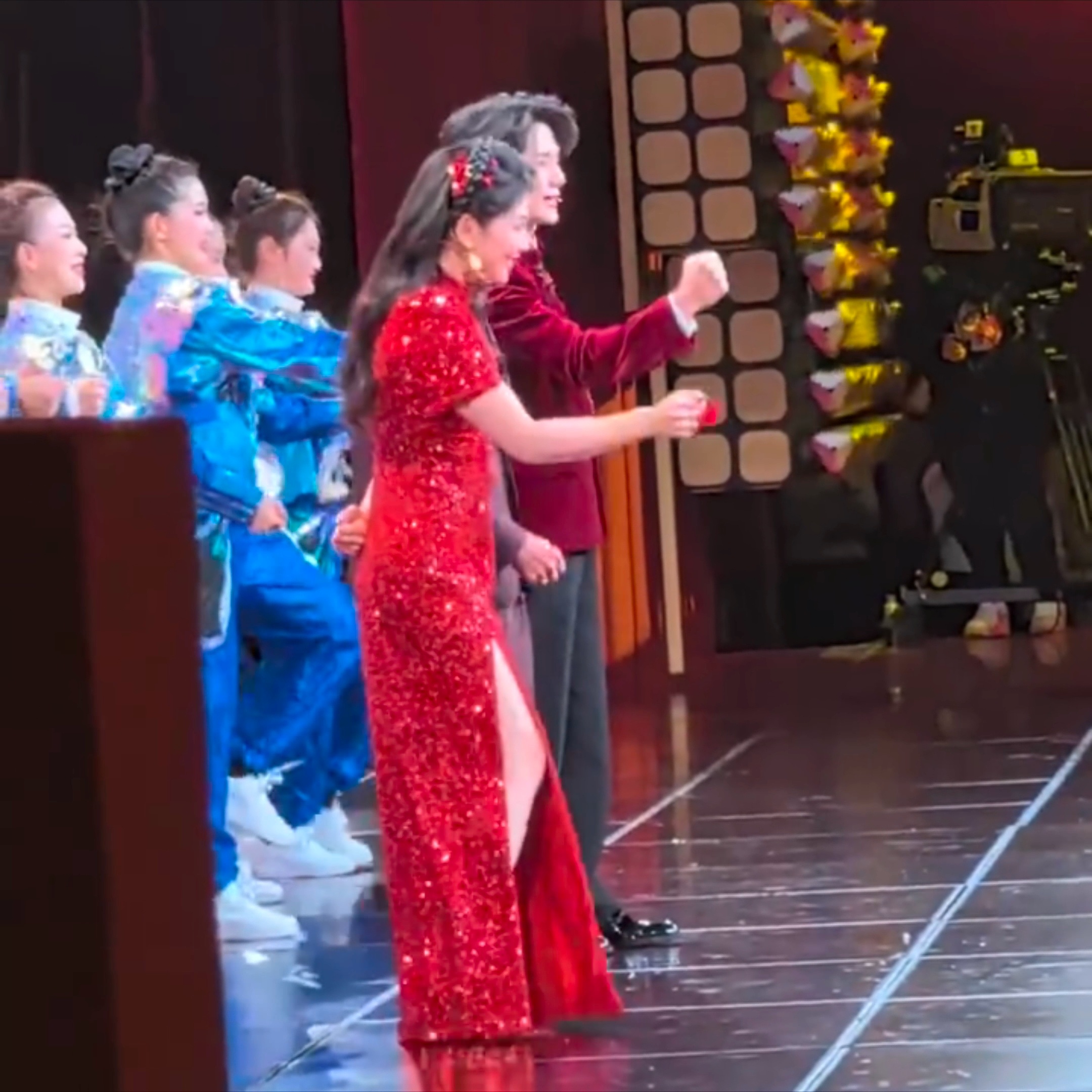 刘涛唱得最卖力～跳得最卖力～镜头照不到的另一只手一直背在身后用力的握着虽然穿着高