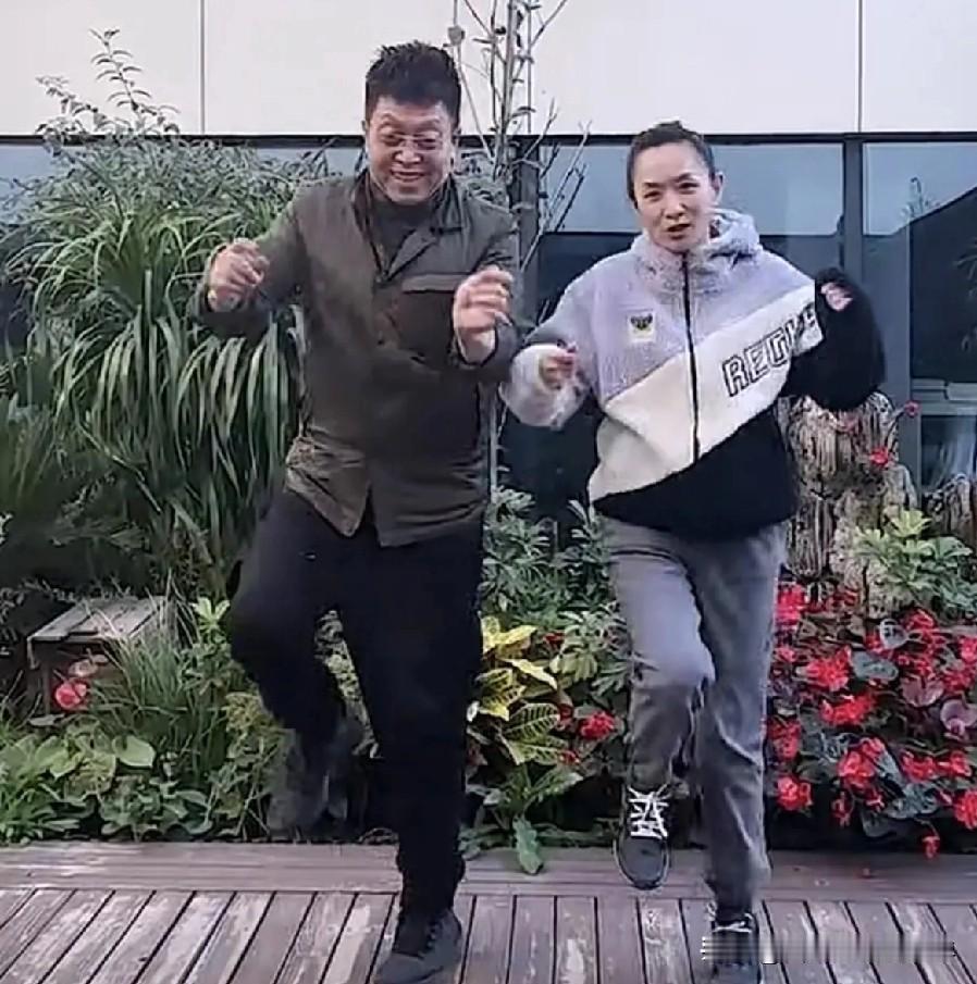 原来喜欢，他主持的节目接地气，实实在在的。
  现在不喜欢了，特别不喜欢了，在头