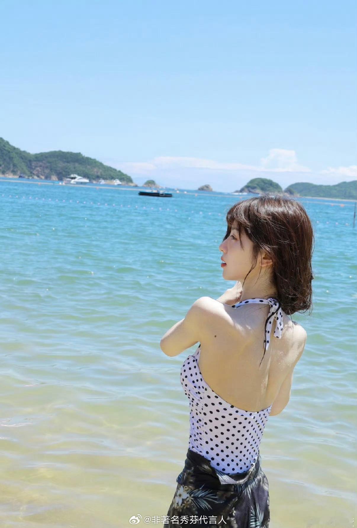 田曦薇的背好薄的背 ​​​