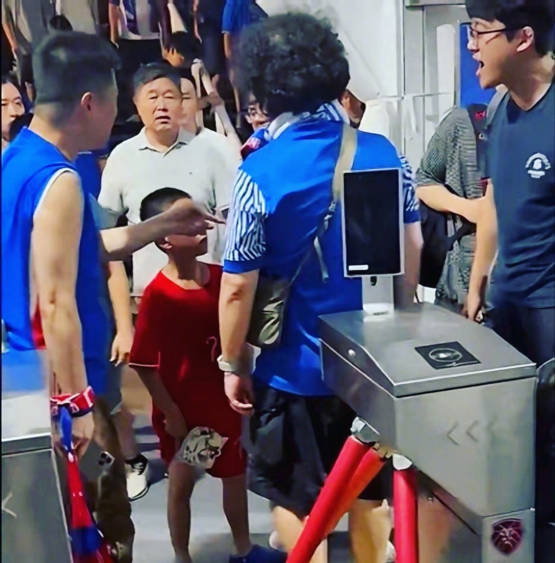 申花主场那场0比3的失利，原本只是竞技场上的遗憾，却在散场后演变成了一场对无辜孩