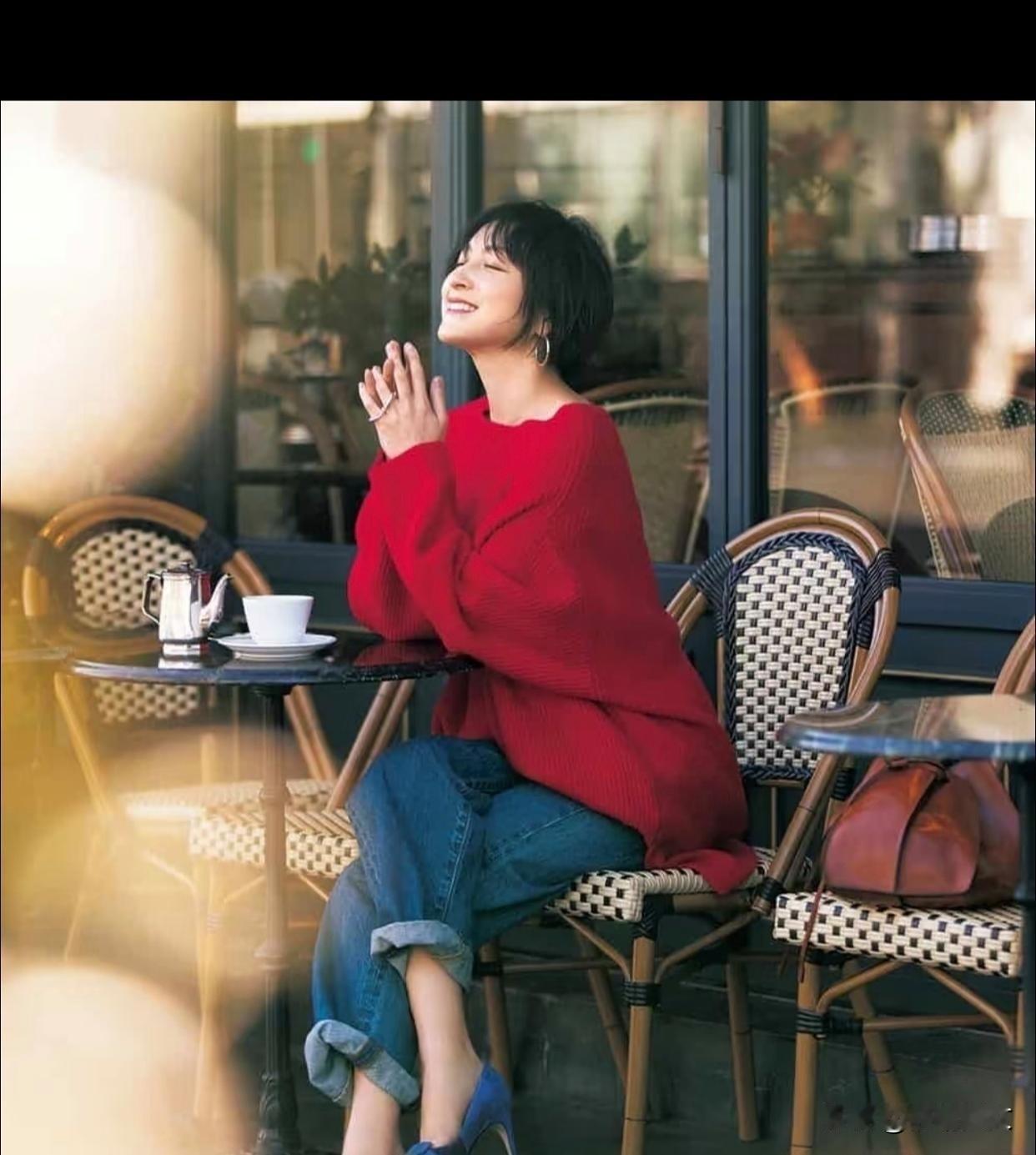 爱上秋天的一抹红。
红色亮眼、热烈、明艳。
人群中一眼便看到你。
谁衣柜里没有一