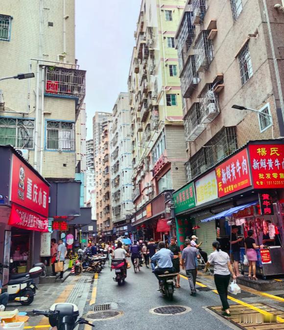 在深圳最大的感受，就是感官超载。在广州、上海都待过，但是能让人用“超载”这俩字，