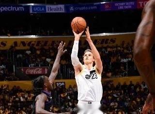 NBA季中锦标赛湖人主场对阵爵士的比赛已经结束。全场战罢，湖人以131-99战胜