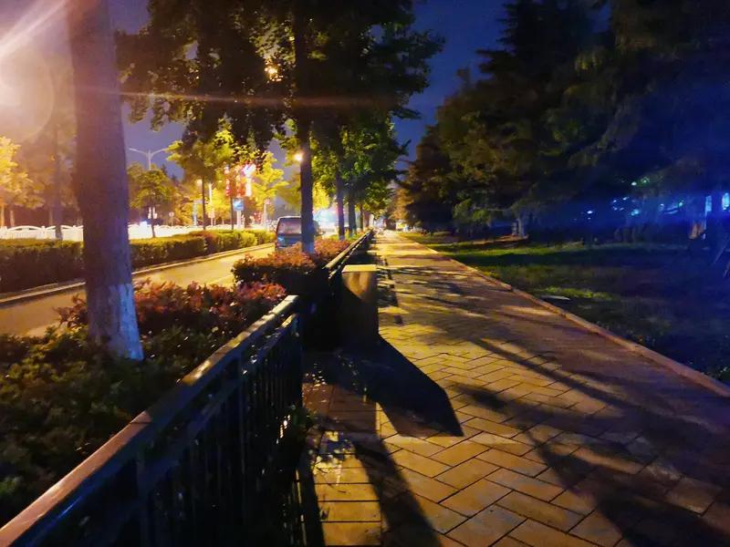 北京话“晚傍晌儿”是什么意思？也有人说，应该是“晚半晌儿”这几个字。我也不知道哪