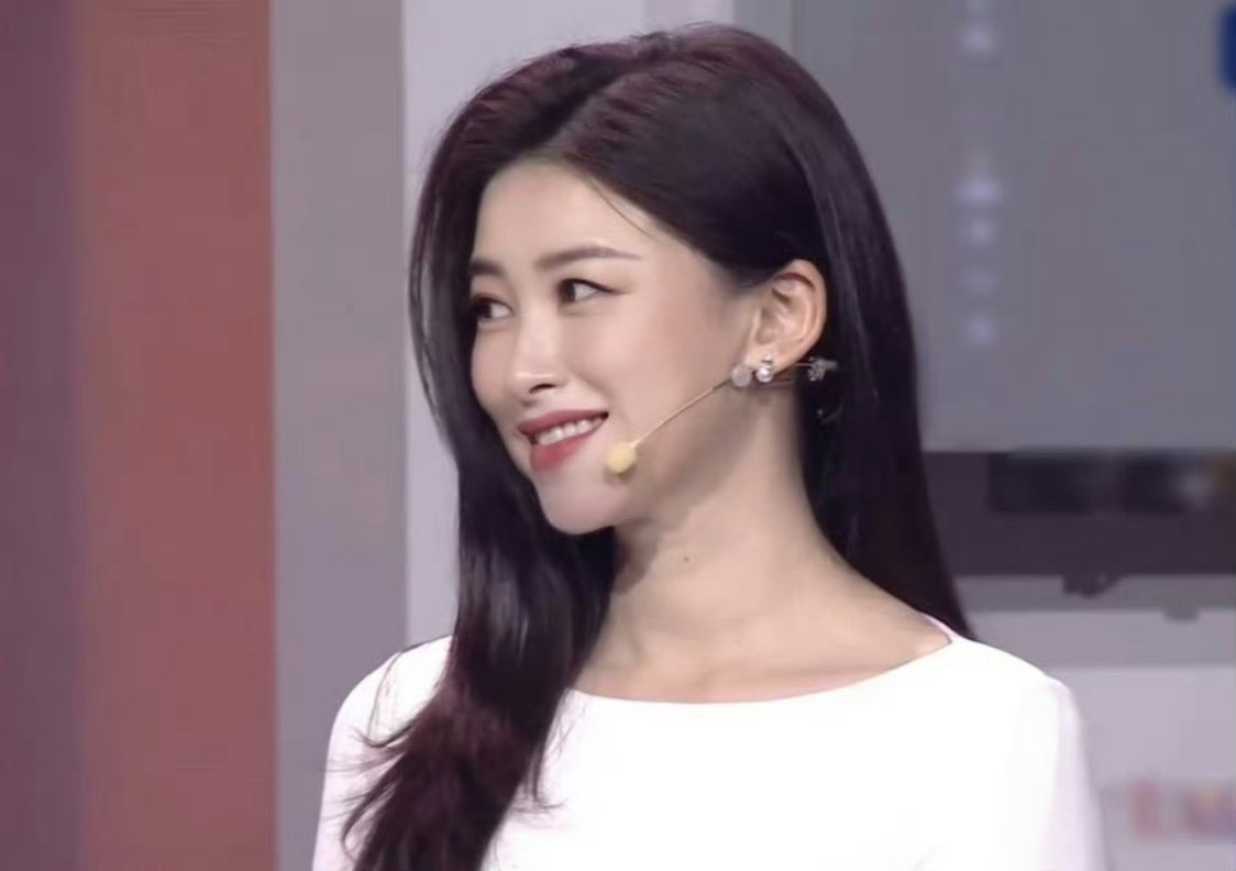 朱珠审美界最权威的母亲自带高级松弛美学，朱珠兼顾穿搭质感与艺术底蕴，细心搭配女儿