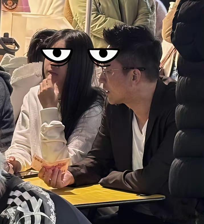 汪小菲和家人在台北夜市吃烧烤，老婆马筱梅、女儿小玥儿、儿子霖霖和保姆杨阿姨都在场